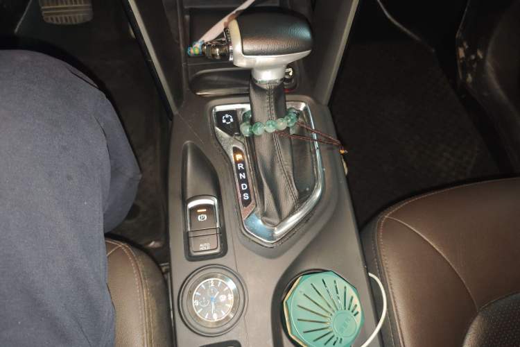 Used GAC Trumpchi GS4 2017 235T Automatic Two-Wheel Drive Luxury Smart Connectivity Version Gear Lever