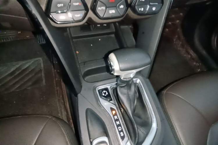 Used GAC Trumpchi GS4 2017 235T Automatic Two-Wheel Drive Luxury Smart Connectivity Version Gear Lever