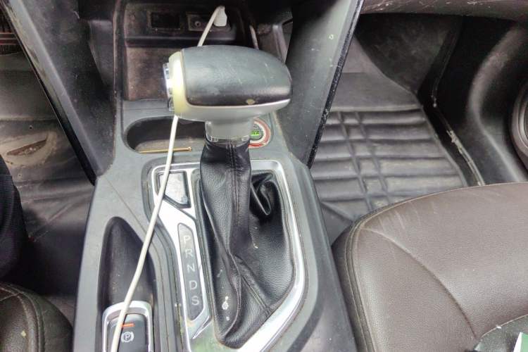 Used GAC Trumpchi GS4 2017 235T Automatic Two-Wheel Drive Luxury Smart Connectivity Version Gear Lever