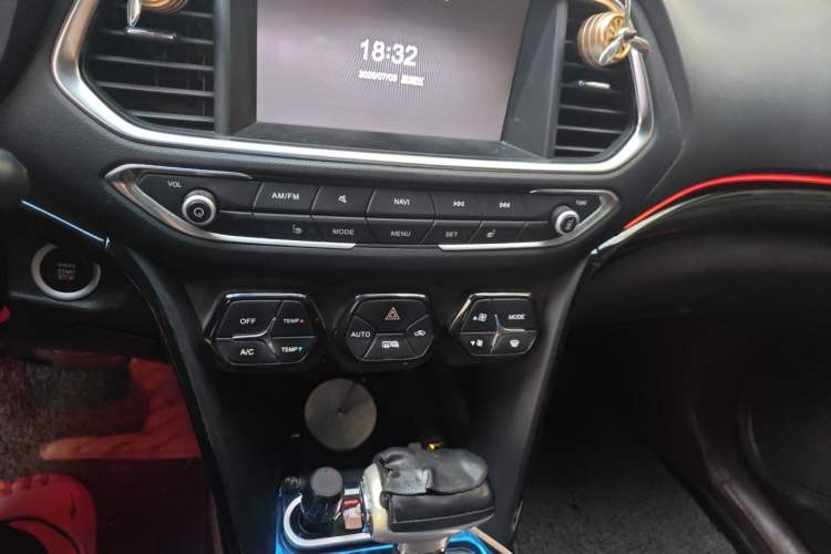 Used GAC Trumpchi GS4 2017 235T Automatic Two-Wheel Drive Luxury Smart Connectivity Version Audio And AC Panel