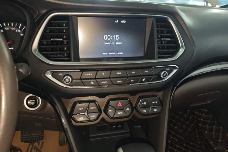 Used GAC Trumpchi GS4 2017 235T Automatic Two-Wheel Drive Luxury Smart Connectivity Version Audio And AC Panel