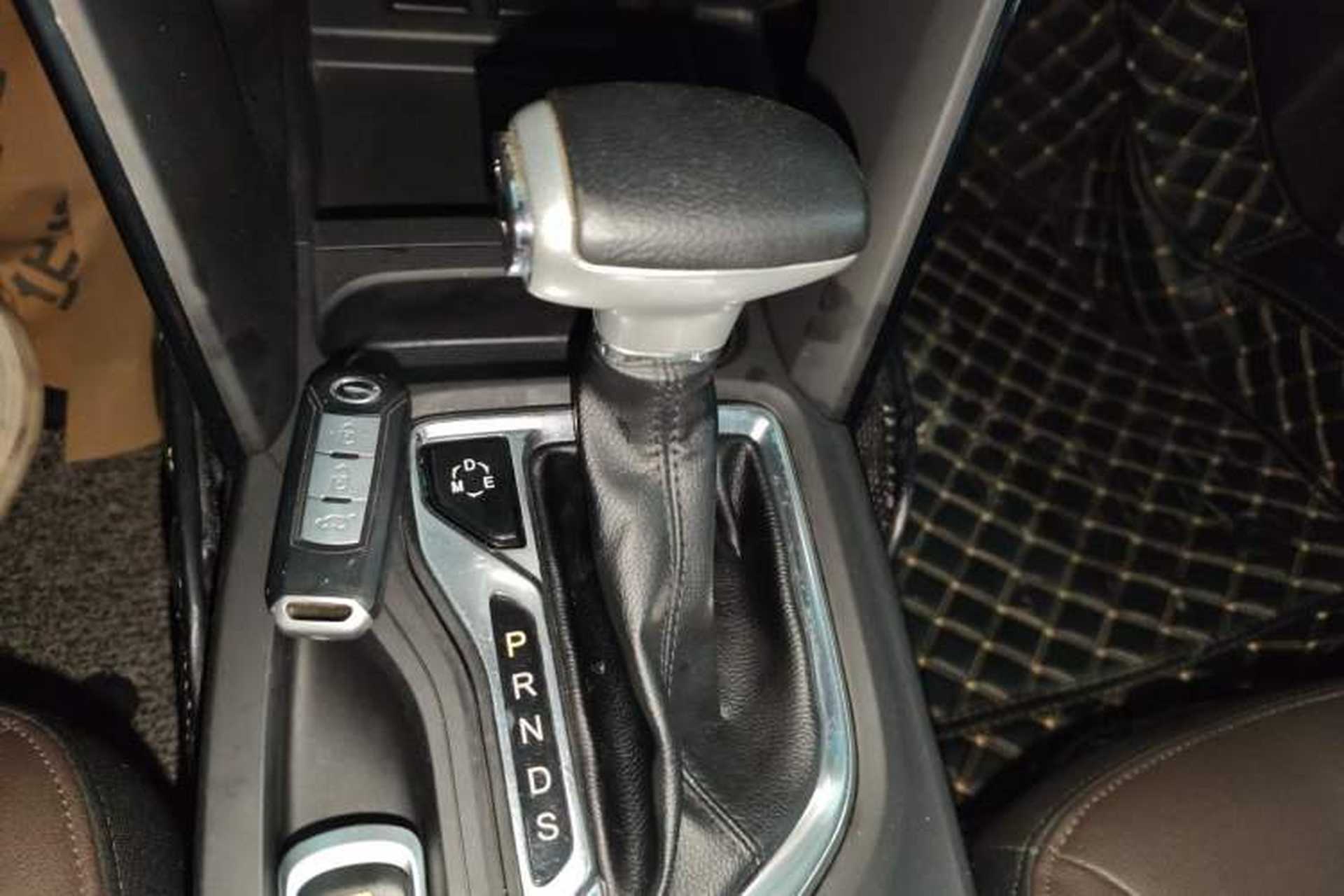 Used GAC Trumpchi GS4 2017 235T Automatic Two-Wheel Drive Luxury Smart Connectivity Version Gear Lever