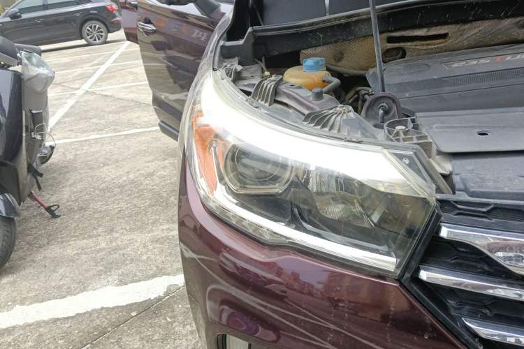 Used GAC Trumpchi GS4 2017 235T Automatic Two-Wheel Drive Luxury Smart Connectivity Version Right Front Headlight