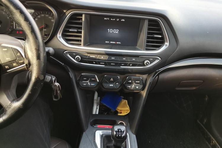 Used GAC Trumpchi GS4 2017 235T Manual Two-Wheel Drive Luxury Edition Audio And AC Panel