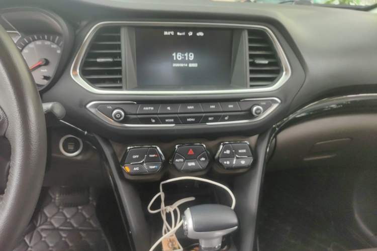 Used GAC Trumpchi GS4 2017 235T Automatic Two-Wheel Drive Luxury Smart Connectivity Version Audio And AC Panel
