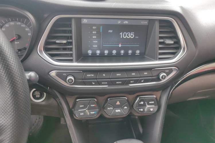 Used GAC Trumpchi GS4 2017 235T Automatic Two-Wheel Drive Luxury Smart Connectivity Version Audio And AC Panel