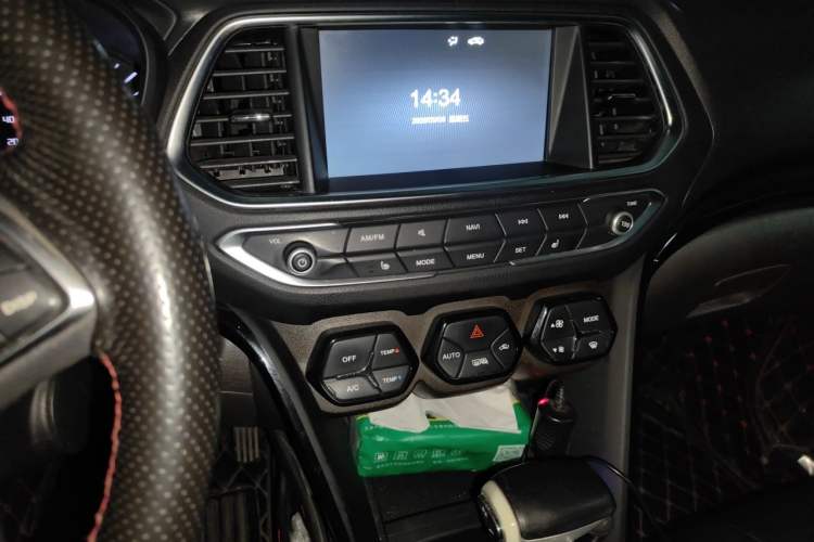 Used GAC Trumpchi GS4 2017 235T Automatic Two-Wheel Drive Luxury Smart Connectivity Version Audio And AC Panel