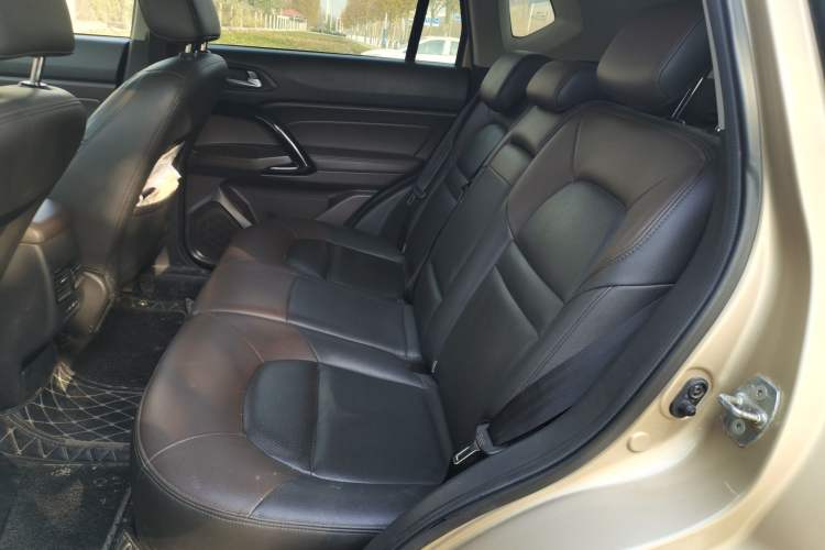 Used GAC Trumpchi GS4 2017 235T Manual Two-Wheel Drive Luxury Edition Interior 4