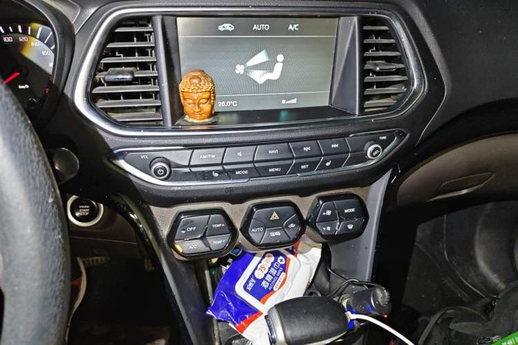 Used GAC Trumpchi GS4 2017 235T Automatic Two-Wheel Drive Luxury Smart Connectivity Version Audio And AC Panel
