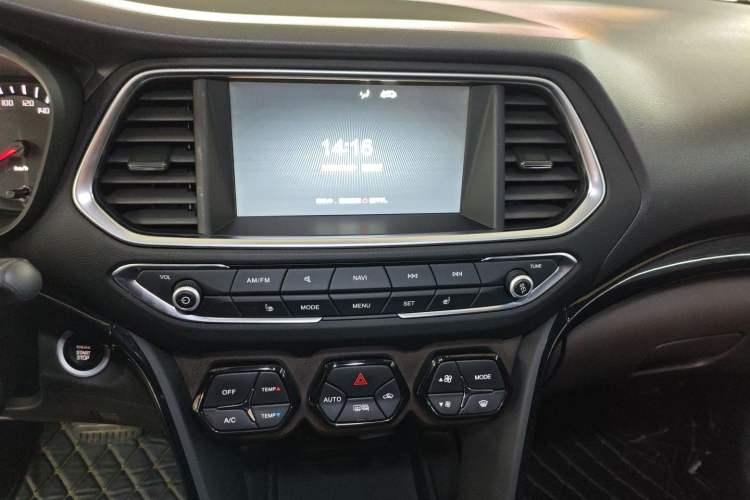 Used GAC Trumpchi GS4 2017 235T Automatic Two-Wheel Drive Luxury Smart Connectivity Version Audio And AC Panel