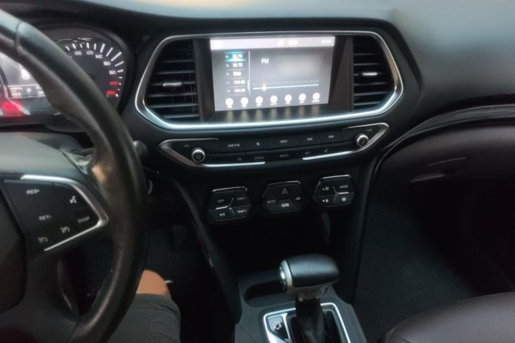 Used GAC Trumpchi GS4 2017 235T Automatic Two-Wheel Drive Luxury Smart Connectivity Version Audio And AC Panel