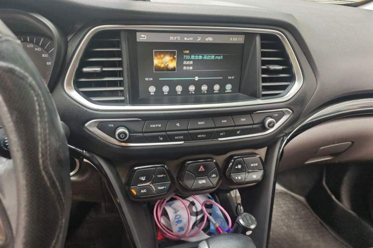 Used GAC Trumpchi GS4 2017 235T G-DCT Two-Wheel Drive Luxury Edition Audio And AC Panel
