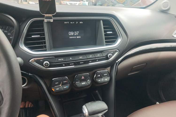 Used GAC Trumpchi GS4 2017 235T Automatic Two-Wheel Drive Luxury Smart Connectivity Version Audio And AC Panel