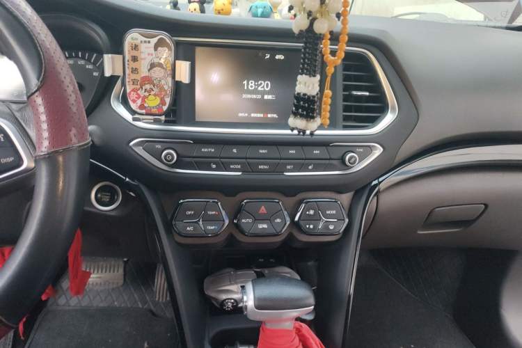 Used GAC Trumpchi GS4 2017 235T G-DCT Two-Wheel Drive Luxury Edition Audio And AC Panel