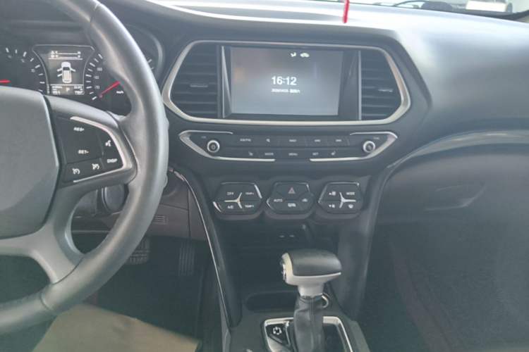 Used GAC Trumpchi GS4 2017 235T Automatic Two-Wheel Drive Luxury Smart Connectivity Version Audio And AC Panel