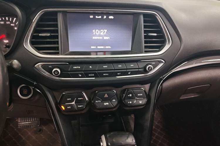 Used GAC Trumpchi GS4 2017 235T Automatic Two-Wheel Drive Luxury Smart Connectivity Version Audio And AC Panel