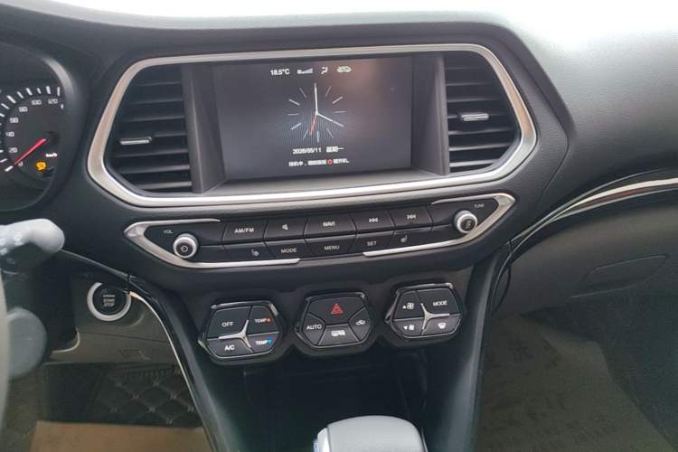 Used GAC Trumpchi GS4 2017 235T Automatic Two-Wheel Drive Luxury Smart Connectivity Version Audio And AC Panel