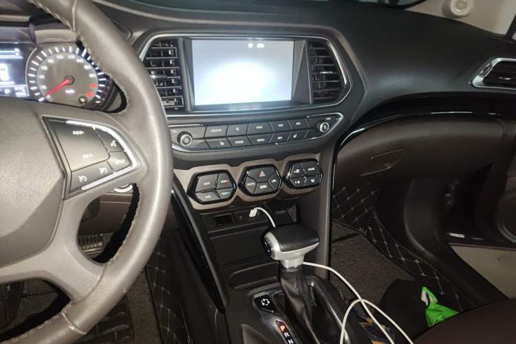 Used GAC Trumpchi GS4 2017 235T Automatic Two-Wheel Drive Luxury Smart Connectivity Version Audio And AC Panel