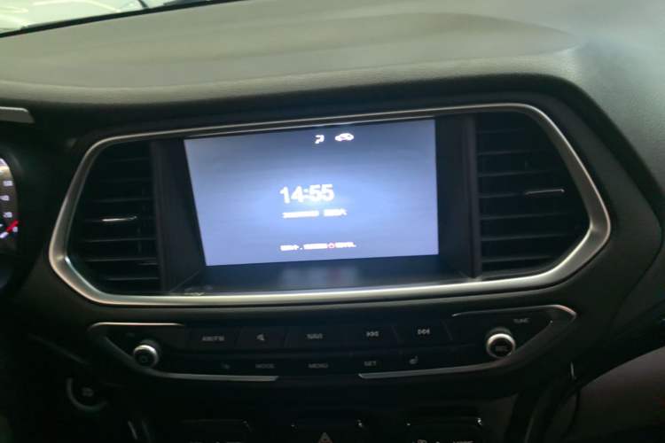 Used GAC Trumpchi GS4 2017 235T Automatic Two-Wheel Drive Luxury Smart Connectivity Version Audio And AC Panel