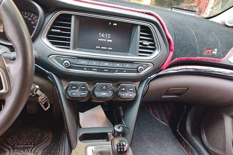 Used GAC Trumpchi GS4 2017 235T Manual Two-Wheel Drive Luxury Edition Audio And AC Panel