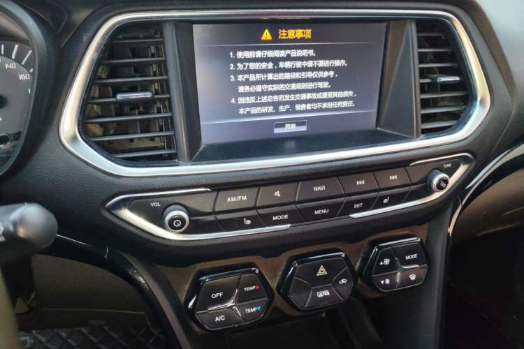Used GAC Trumpchi GS4 2017 235T Manual Two-Wheel Drive Luxury Edition Audio And AC Panel