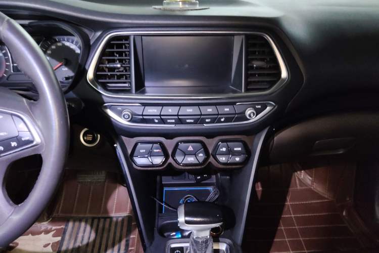 Used GAC Trumpchi GS4 2017 235T G-DCT Two-Wheel Drive Luxury Edition Audio And AC Panel