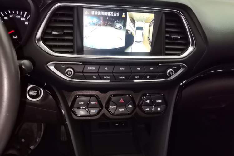 Used GAC Trumpchi GS4 2017 235T Automatic Two-Wheel Drive Luxury Smart Connectivity Version Audio And AC Panel