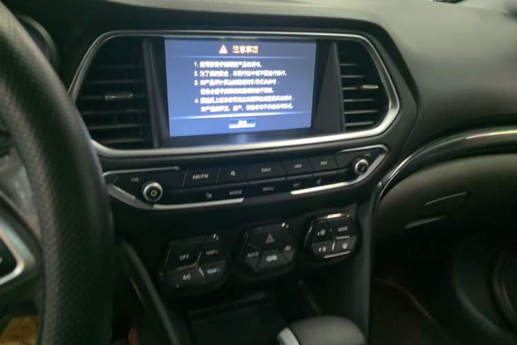 Used GAC Trumpchi GS4 2017 235T Automatic Two-Wheel Drive Luxury Smart Connectivity Version Audio And AC Panel