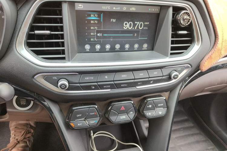 Used GAC Trumpchi GS4 2017 200T G-DCT Two-Wheel Drive Luxury Edition Audio And AC Panel