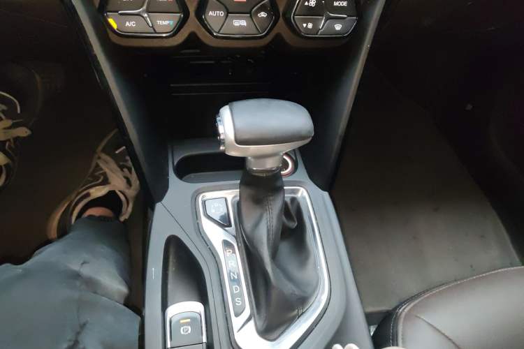 Used GAC Trumpchi GS4 2017 235T Automatic Two-Wheel Drive Luxury Smart Connectivity Version Gear Lever