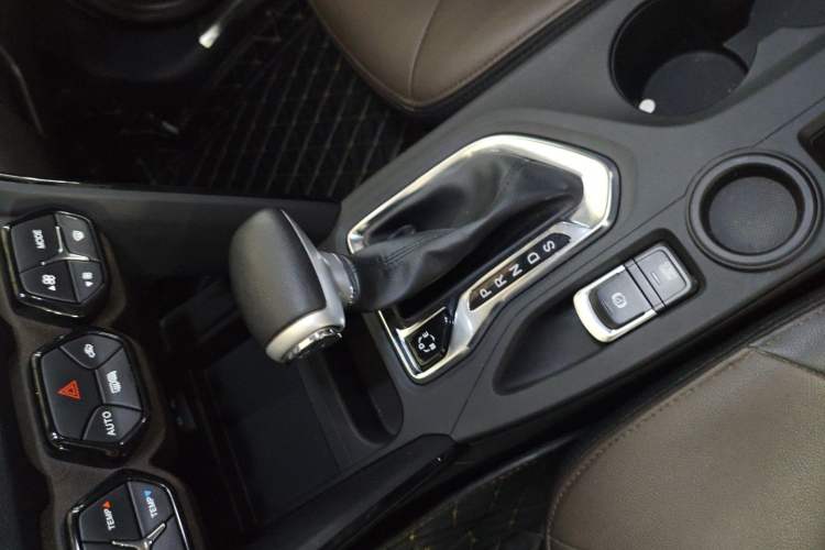 Used GAC Trumpchi GS4 2017 235T Automatic Two-Wheel Drive Luxury Smart Connectivity Version Gear Lever