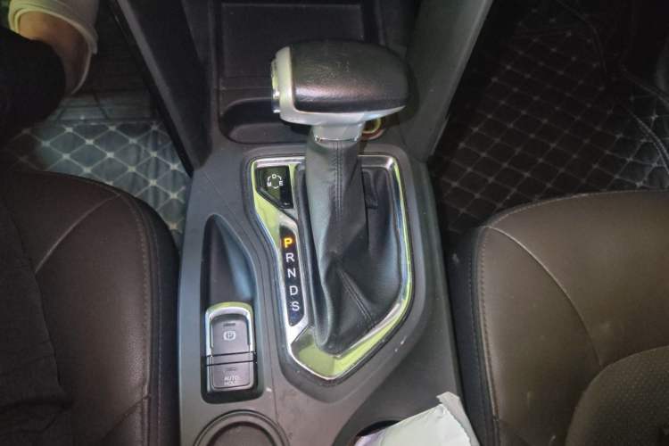 Used GAC Trumpchi GS4 2017 235T Automatic Two-Wheel Drive Luxury Smart Connectivity Version Gear Lever