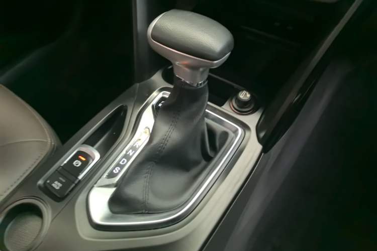 Used GAC Trumpchi GS4 2017 235T Automatic Two-Wheel Drive Luxury Smart Connectivity Version Gear Lever