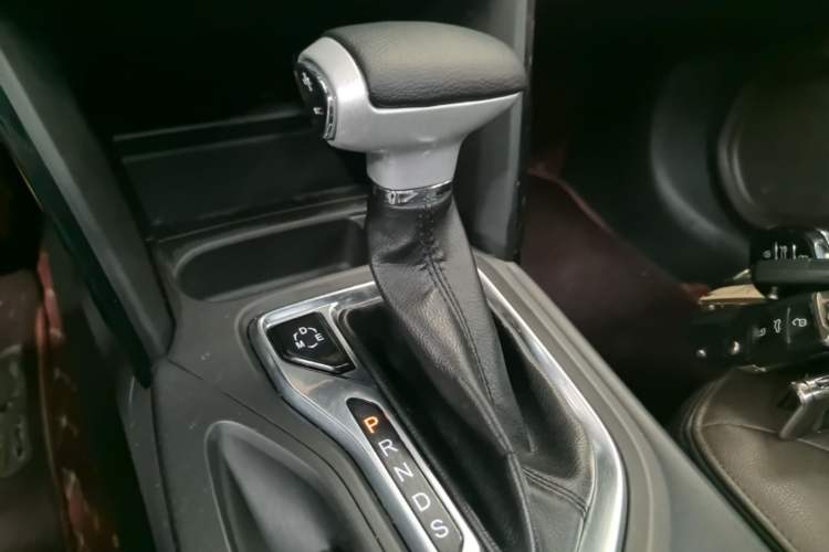 Used GAC Trumpchi GS4 2017 235T Automatic Two-Wheel Drive Luxury Smart Connectivity Version Gear Lever