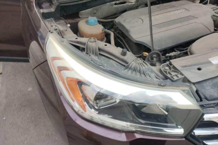 Used GAC Trumpchi GS4 2017 235T G-DCT Two-Wheel Drive Luxury Edition Right Front Headlight