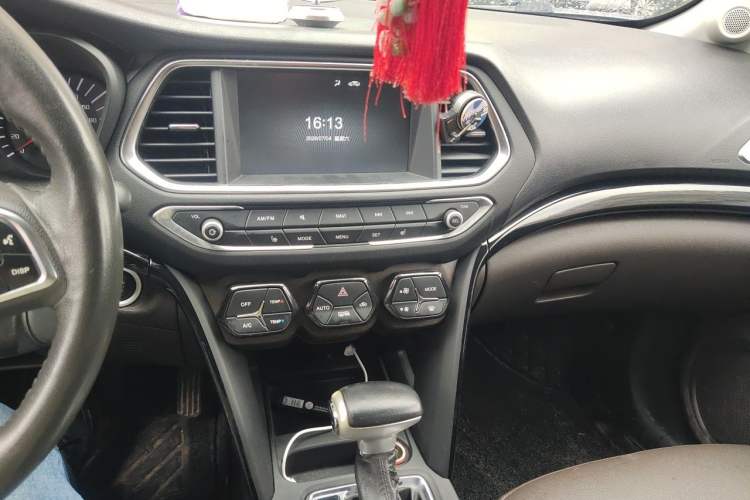 Used GAC Trumpchi GS4 2017 235T Automatic Two-Wheel Drive Luxury Smart Connectivity Version Audio And AC Panel