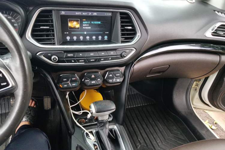 Used GAC Trumpchi GS4 2017 235T Automatic Two-Wheel Drive Luxury Smart Connectivity Version Audio And AC Panel