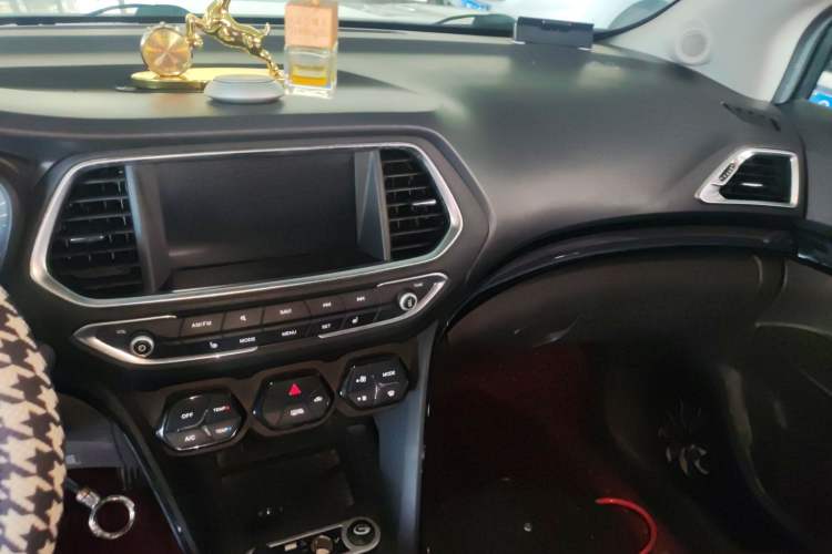 Used GAC Trumpchi GS4 2017 235T Manual Two-Wheel Drive Luxury Edition Audio And AC Panel