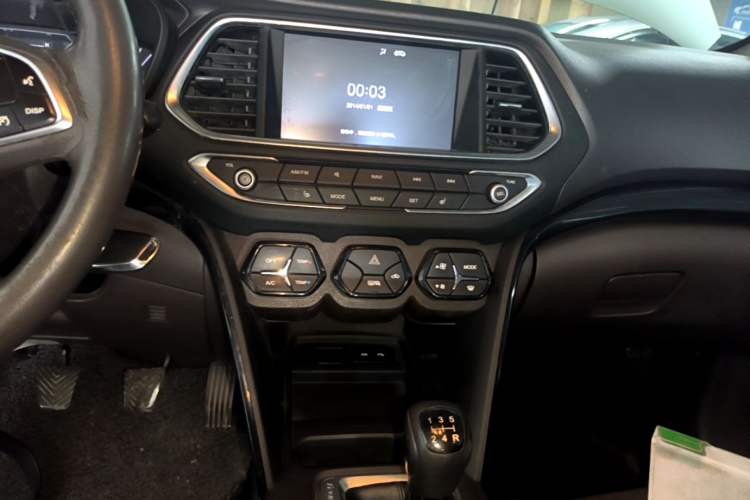 Used GAC Trumpchi GS4 2017 235T Manual Two-Wheel Drive Luxury Edition Audio And AC Panel