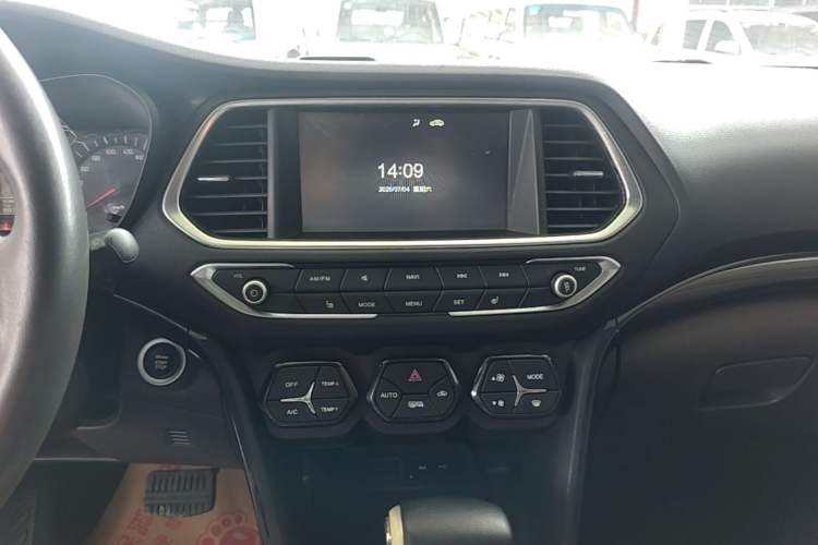 Used GAC Trumpchi GS4 2017 235T Automatic Two-Wheel Drive Luxury Smart Connectivity Version Audio And AC Panel