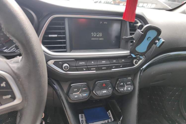Used GAC Trumpchi GS4 2017 235T Manual Two-Wheel Drive Luxury Edition Audio And AC Panel