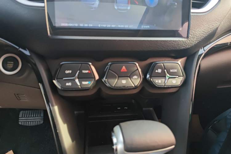 Used GAC Trumpchi GS4 2017 235T Automatic Two-Wheel Drive Elite Edition Audio And AC Panel