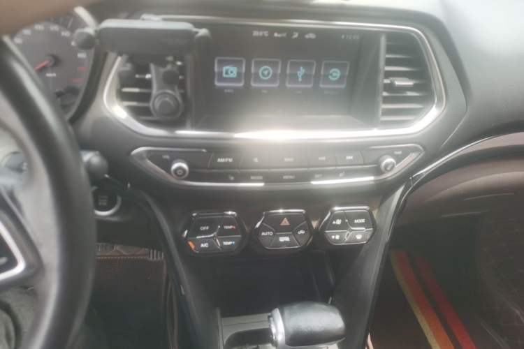 Used GAC Trumpchi GS4 2017 235T Automatic Two-Wheel Drive Luxury Smart Connectivity Version Audio And AC Panel