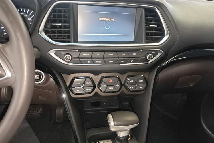 Used GAC Trumpchi GS4 2017 235T Automatic Two-Wheel Drive Luxury Smart Connectivity Version Audio And AC Panel