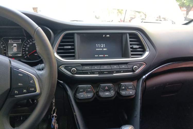 Used GAC Trumpchi GS4 2017 235T Manual Two-Wheel Drive Luxury Edition Audio And AC Panel