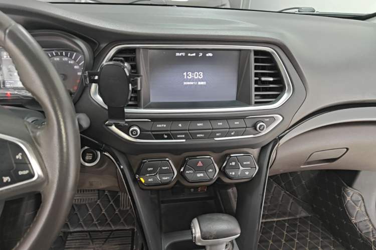 Used GAC Trumpchi GS4 2017 235T Automatic Two-Wheel Drive Luxury Smart Connectivity Version Audio And AC Panel