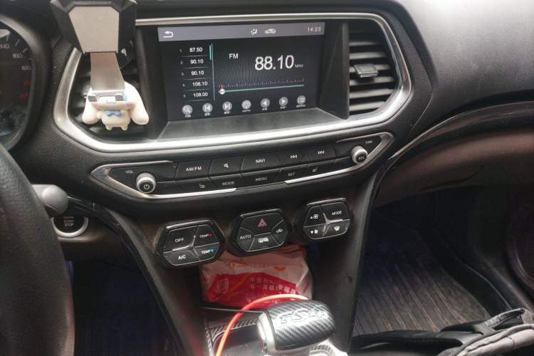 Used GAC Trumpchi GS4 2017 235T Automatic Two-Wheel Drive Luxury Smart Connectivity Version Audio And AC Panel