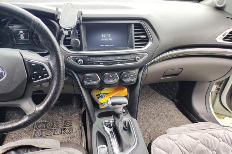 Used GAC Trumpchi GS4 2017 235T Automatic Two-Wheel Drive Luxury Smart Connectivity Version Audio And AC Panel