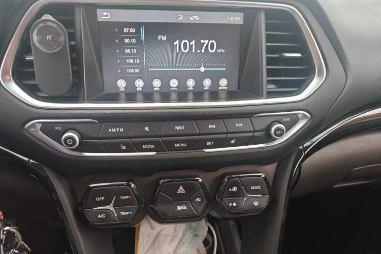 Used GAC Trumpchi GS4 2017 235T Manual Two-Wheel Drive Luxury Edition Audio And AC Panel