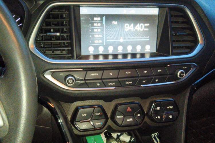 Used GAC Trumpchi GS4 2017 235T Automatic Two-Wheel Drive Luxury Smart Connectivity Version Audio And AC Panel